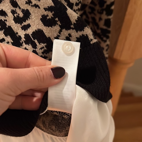 TAHARI Cheetah Print Button Up/Sweater Blouse - Picture 8 of 9